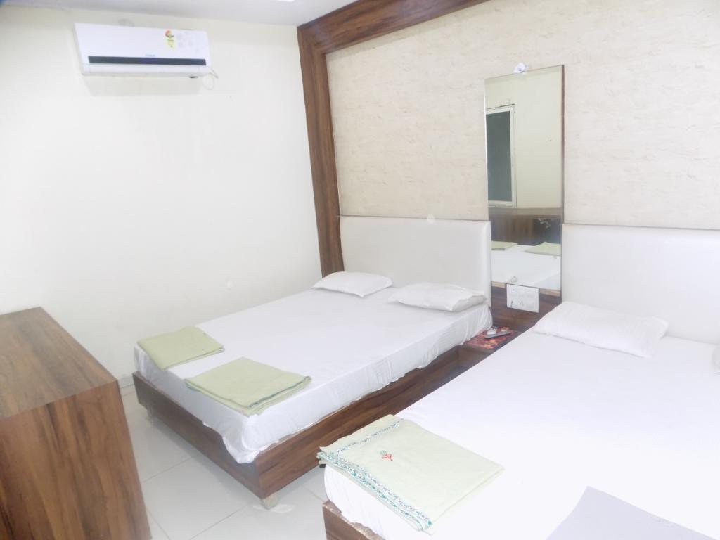 Hotel Tathastu Ujjain Esterno foto