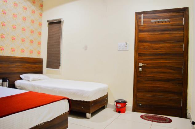 Hotel Tathastu Ujjain Esterno foto